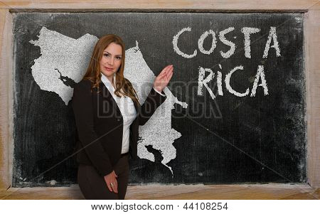 Insegnante mostrando la mappa del Costarica sulla lavagna