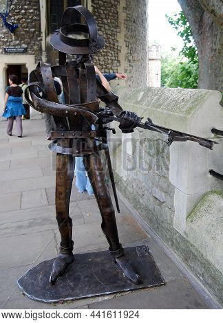 London - England, Uk - August 8, 2015: Life Size Metal Soldier Sculpture In The Tower Of London