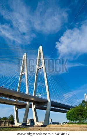 ค้ำยันสายสะพานข้ามแม่น้ำ