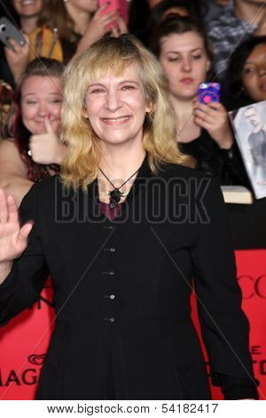 LOS ANGELES - NOV 18:  Amanda Plummer at the The Hunger Games:  Catching Fire Premiere at Nokia Theater on November 18, 2013 in Los Angeles, CA