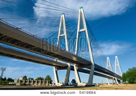 ค้ำยันสายสะพานข้ามแม่น้ำ