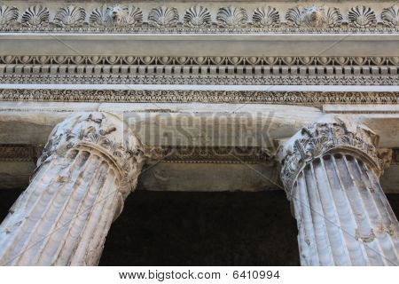 Kolommen van de tempel van Hadrianus In Piazza Di Pietra (rome, Italië)