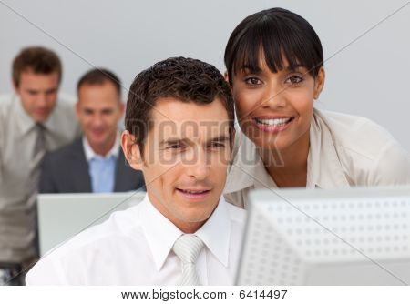 Empresaria afro-americana, trabajando con su colega en la oficina