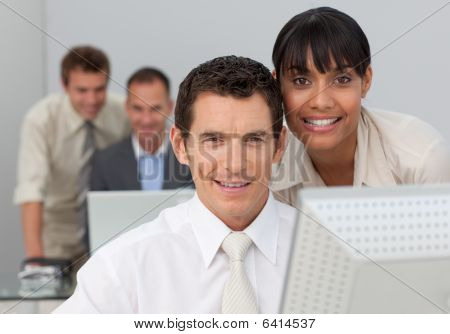 Nuestros socios trabajan en la oficina