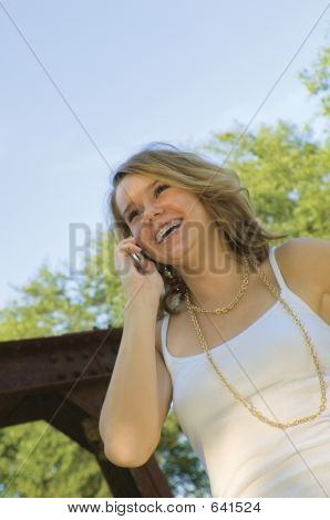 Krásné dospívající dívka mluví na mobilním telefonu