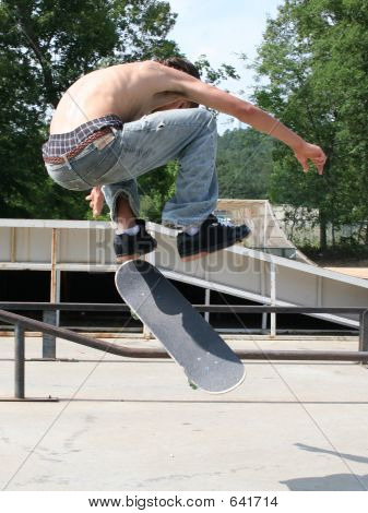 Ragazzo adolescente skateboard all'aperto