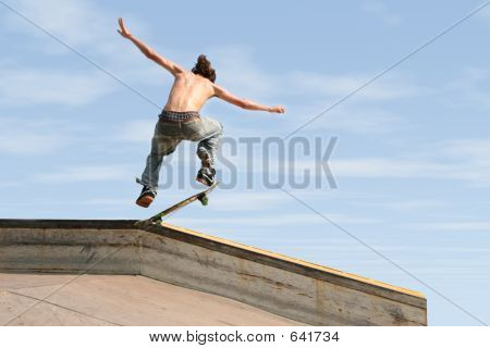 Ragazzo adolescente skateboard all'aperto 3