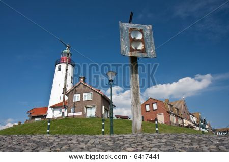 Lungomare con il faro e un vecchio Foghorn del villaggio di pescatori di Urk, Paesi Bassi