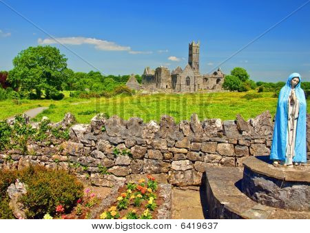 Naturskønne keltiske arkitektur i vestlige Irland