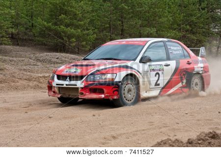 Rostov, Rússia - 27 de julho: Alex Potov dirige um carro de branco e vermelho Mitsubishi Lancer durante Veli de Rostov