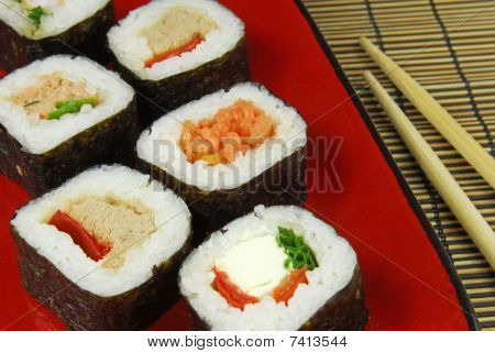 Sushi Futomaki auf roten Platte