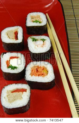 Sushi Futomaki mit Stäbchen