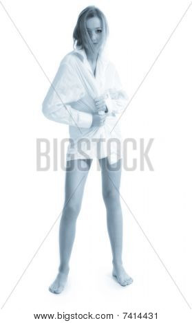 Девочка в белой рубашке