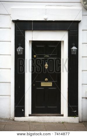 ประตูไม้สีดำและสีขาว