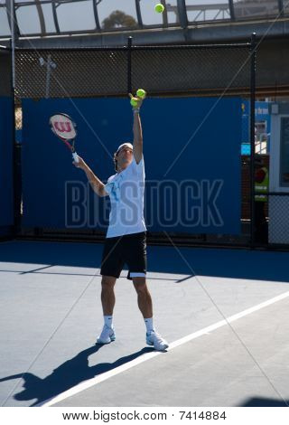 Roger Federer เปิดสนามเทนนิส