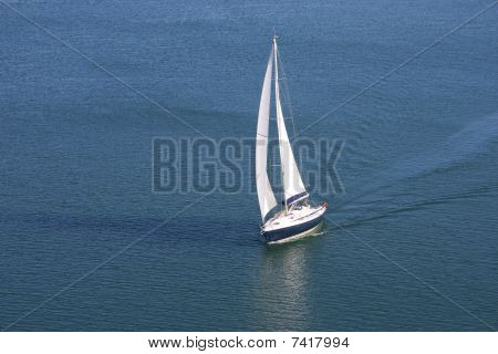 Enkelt Yacht på Blue Sea