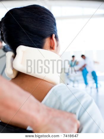 Detail ženy s Neckbrace, sedící na vozíku