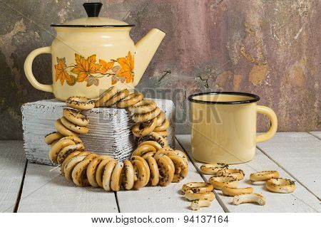 Vintage Enamelware And A Bunch Of Small Dry Bagels