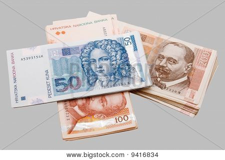 Kroatische Kuna Banknoten isoliert auf grau