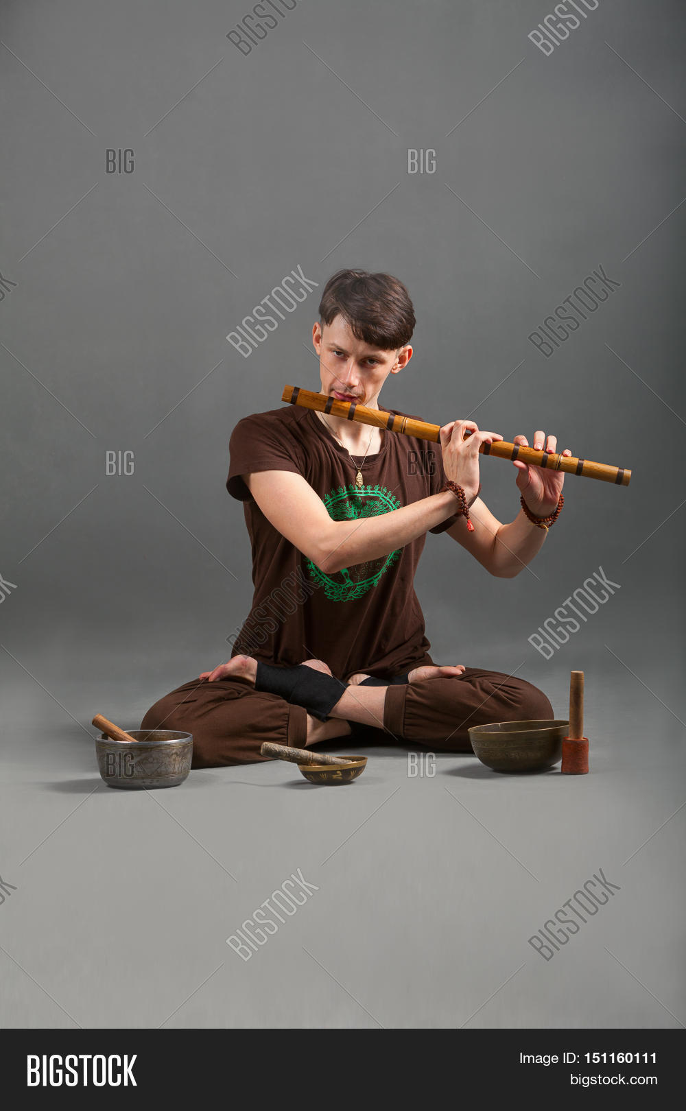 The flute man. David garrett 1997 - mendelssohn violin concerto in e minor. Мужчина играющий на флейте. Мужчина играет на флейте. The flute man.