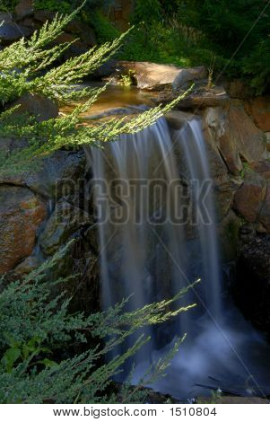 Cascata ruscello di montagna