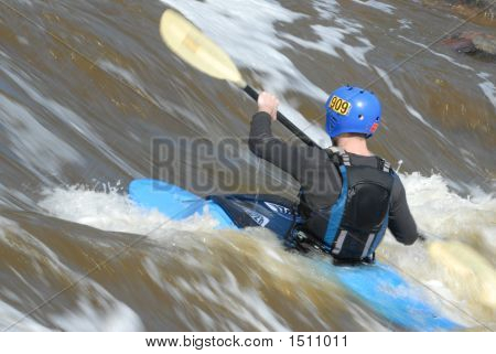 Kayak blu In rapide