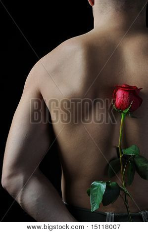 uomo che tiene una rosa rossa