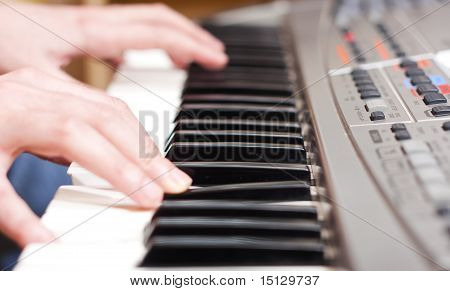 Tocando piano