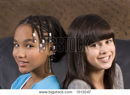 Carina ragazza afro-americana con indoeuropeo ragazza amico
