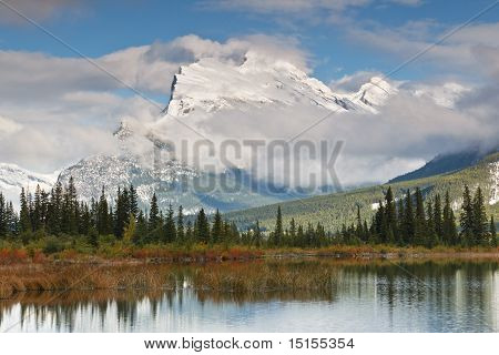 Mount Rundle i Vermillion Lake, Kanada