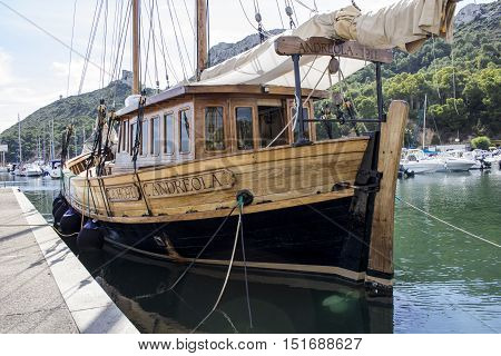 Cagliari: overview of a sailboat docked at the marina of Marina Piccola - Sardinia