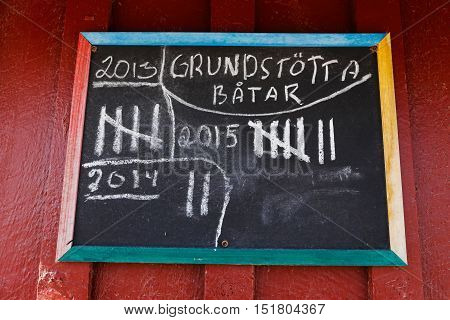 Sign with text in Swedish with the listing of the number of boats run aground (Grundstotta)