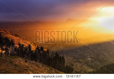 Paisaje con luz dramática