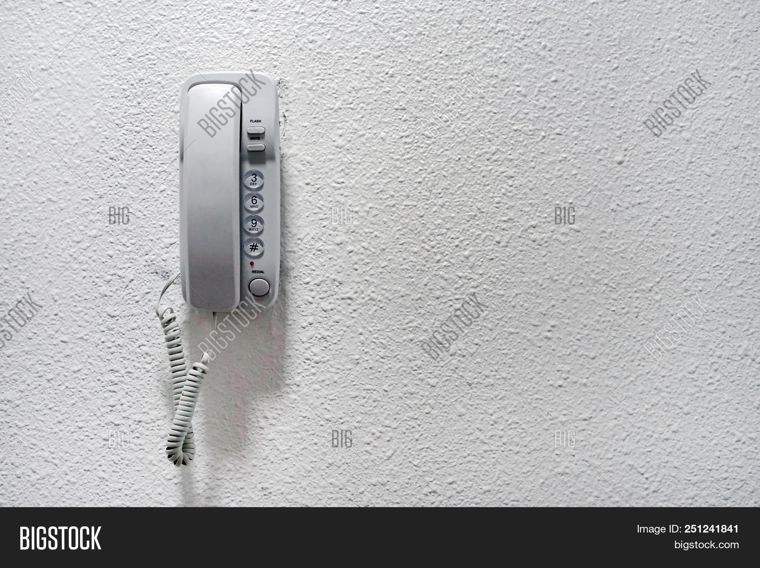 глданская тюрьма №8 (тбилиси). кир булычев попросите нину. старый телефон висит на стене. трубка старого телефона на стене. телефон висит на стене.