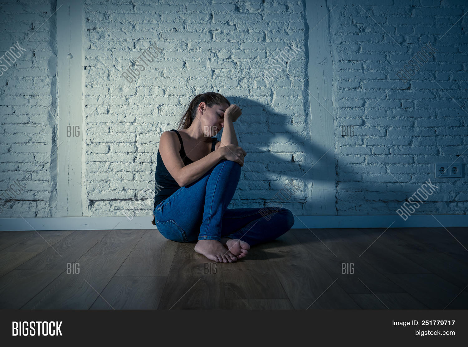 Мальчик подросток закрывает лицо руками. Женщина грустит. Женщина грустит. Одинокий парень. Угнетенное подавленное упадочное состояние души 6 букв.