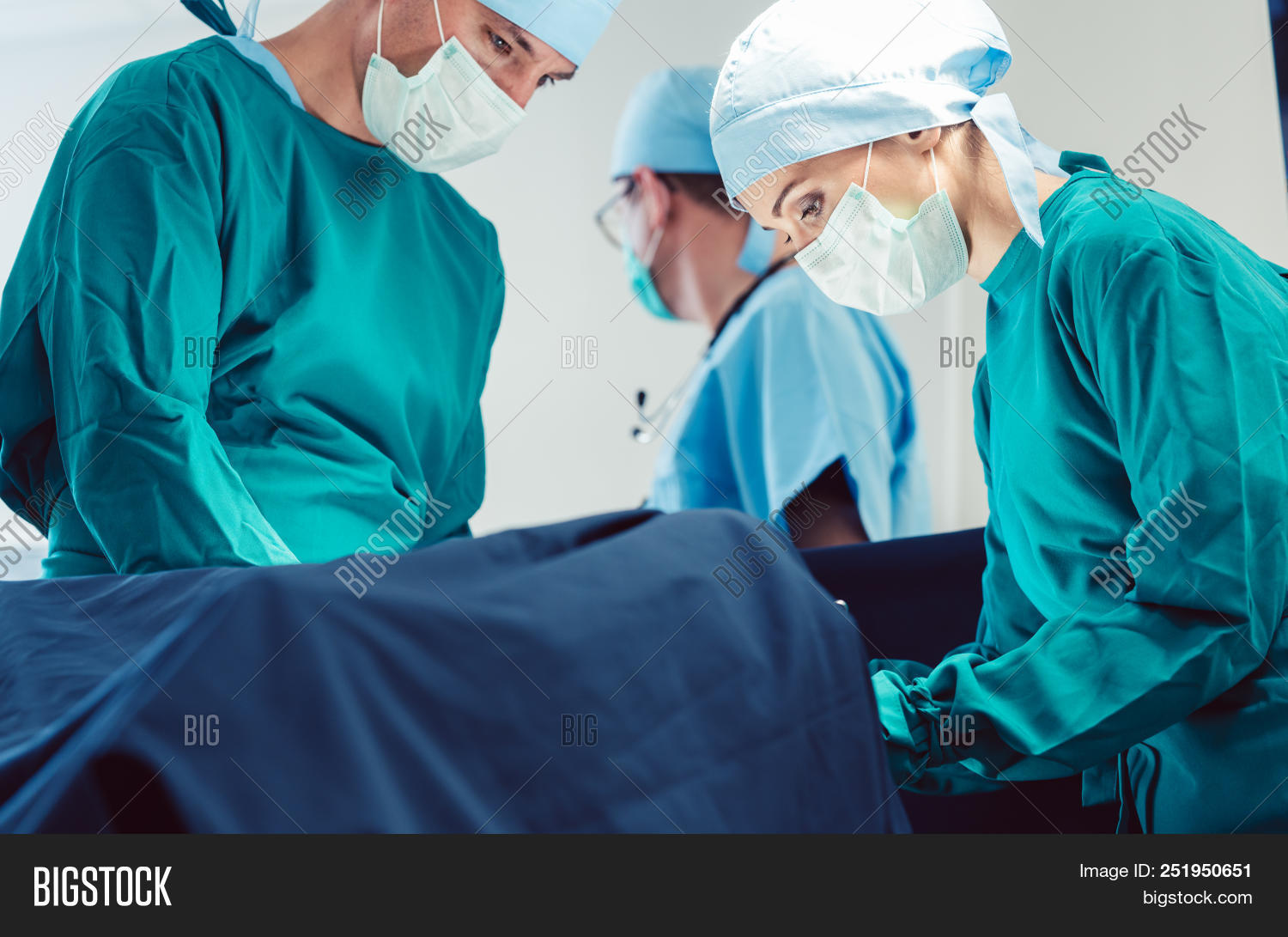 Операция всех женских органов. Операция всех женских органов. Резекция левого яичника. Лапароскопия экстирпация матки. Перекрут яичника лапароскопия.