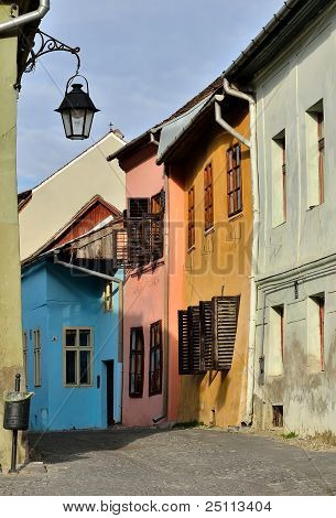 มุมมองถนนยุคกลางใน Sighisoara ทรานซิลเวเนีย