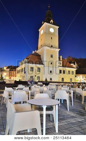 Brasov สภาสแควร์ ดูคืนในโรมาเนีย
