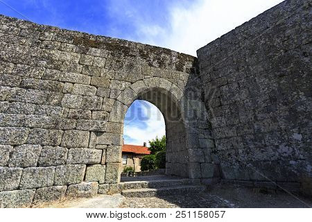 The Falsa (false) Gate Has A Slightly Pointed Arch That Is Notched On The Outside And A Round Vault,