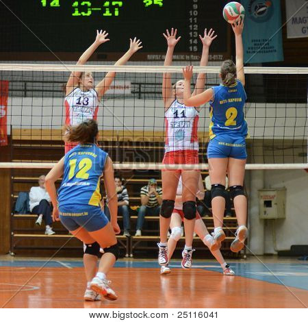 KAPOSVAR, Ungarn - 21. oktober: Zsanett Pinter (blå 2) i aktion på en ungarsk NB I. League volley