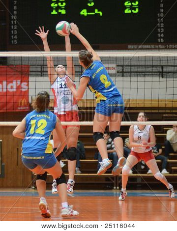 KAPOSVAR, Ungarn - 21. oktober: Zsanett Pinter (blå 2) i aktion på en ungarsk NB I. League volley