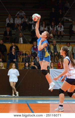 KAPOSVAR, Ungarn - 21. oktober: Zsanett Pinter (blå 2) i aktion på en ungarsk NB I. League volley