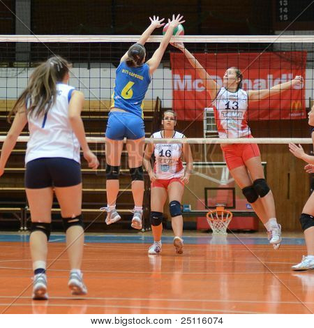 Jönköpings Södra, Ungern - 21 oktober: Kamilla Gyorbiro (i blått) i aktion på en ungersk NB I. League vol
