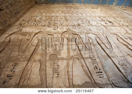 Hieroglypic tallados en un templo egipcio