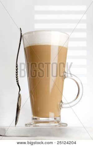 Kaffee Latte mit Milchschaum in großes Glas Gobo Licht, weißes Holz
