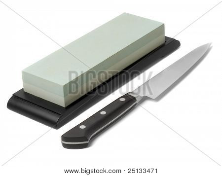 Pietra affilatrice e coltello giapponese isolato su sfondo bianco.