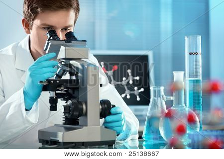 Vědec, který pracuje v laboratoři