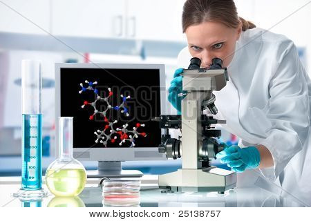 Vědec, který pracuje v laboratoři