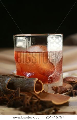 cocktail negroni with cinnamon