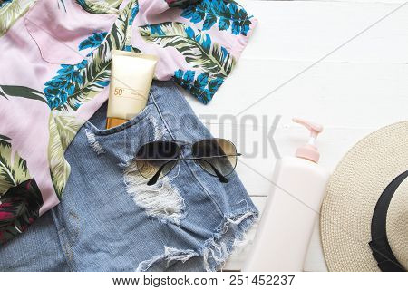 Natural Cosmetics For Skin Face Sunscreen Spf50 ,body Lotion ,sunglasses ,short Jeans Trousers ,hat 